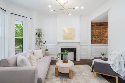 46 Murray St E, the living room