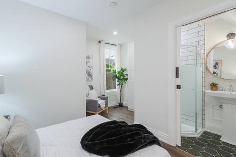 46 Murray St E, a bedroom